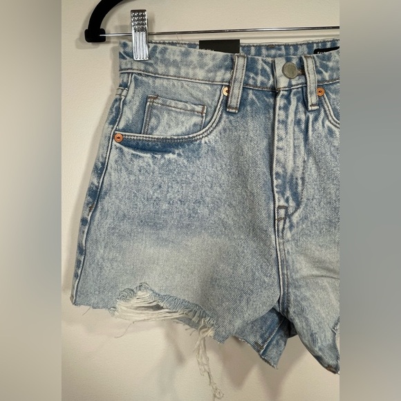 NWT BLANKNYC The Reeve Ultra High-Rise Frayed Hem Light Denim Shorts Size 25 - Picture 5 of 14